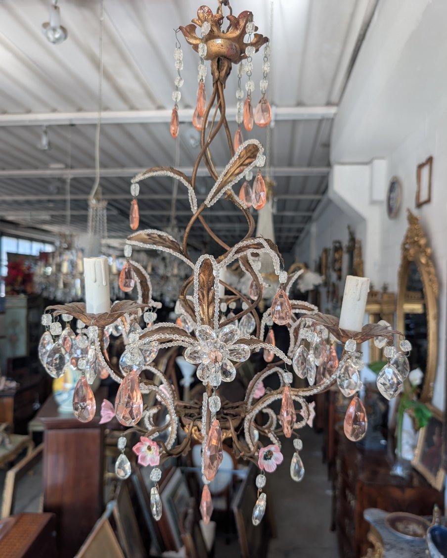 Piccolo Lampadario a 3 Luci in Ferro Dorato, Cristallo e Porcellana – Anni ’50