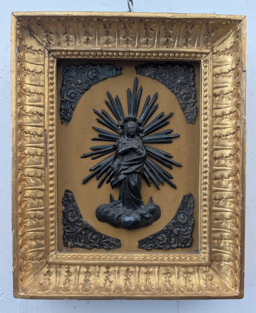 Immagine devozionale genovese in argento entro cornice lignea dorata