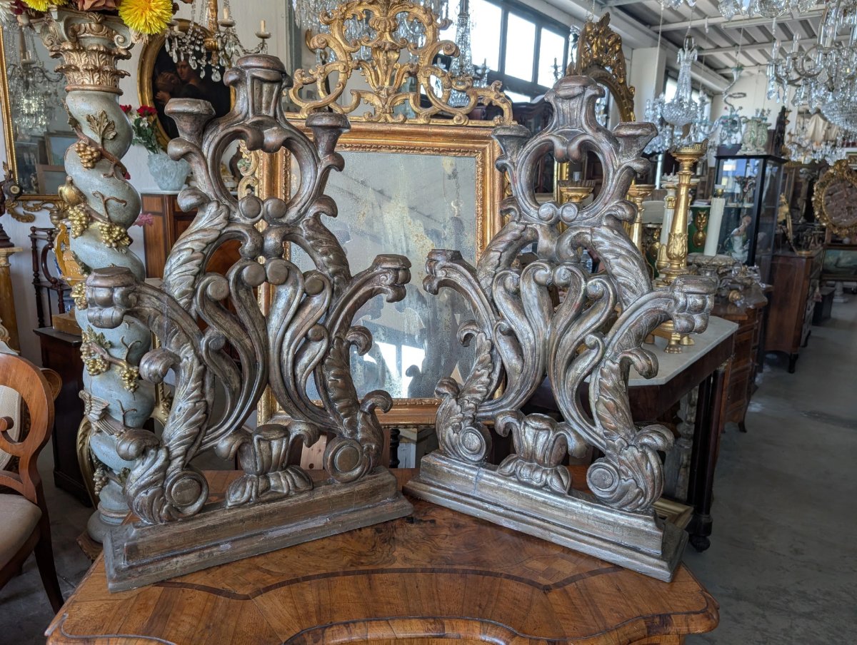 Coppia di candelieri d'altare a cinque luci in legno intagliato e argentato – Toscana, XVIII secolo