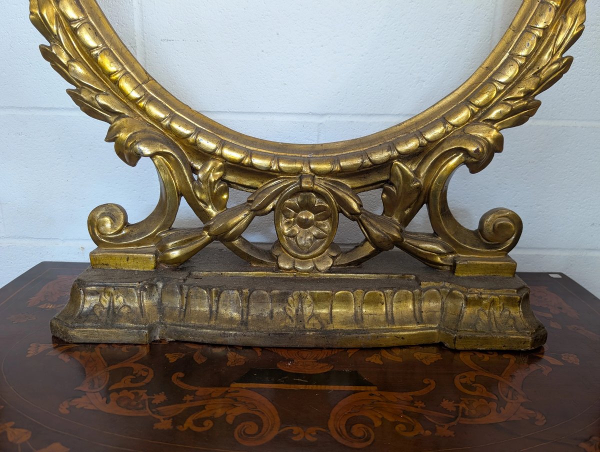 Cornice ovale da appoggio in legno intagliato e dorato a mecca-photo-2