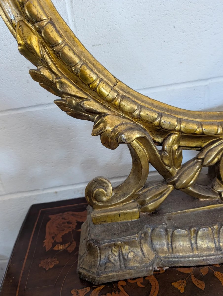 Cornice ovale da appoggio in legno intagliato e dorato a mecca-photo-1