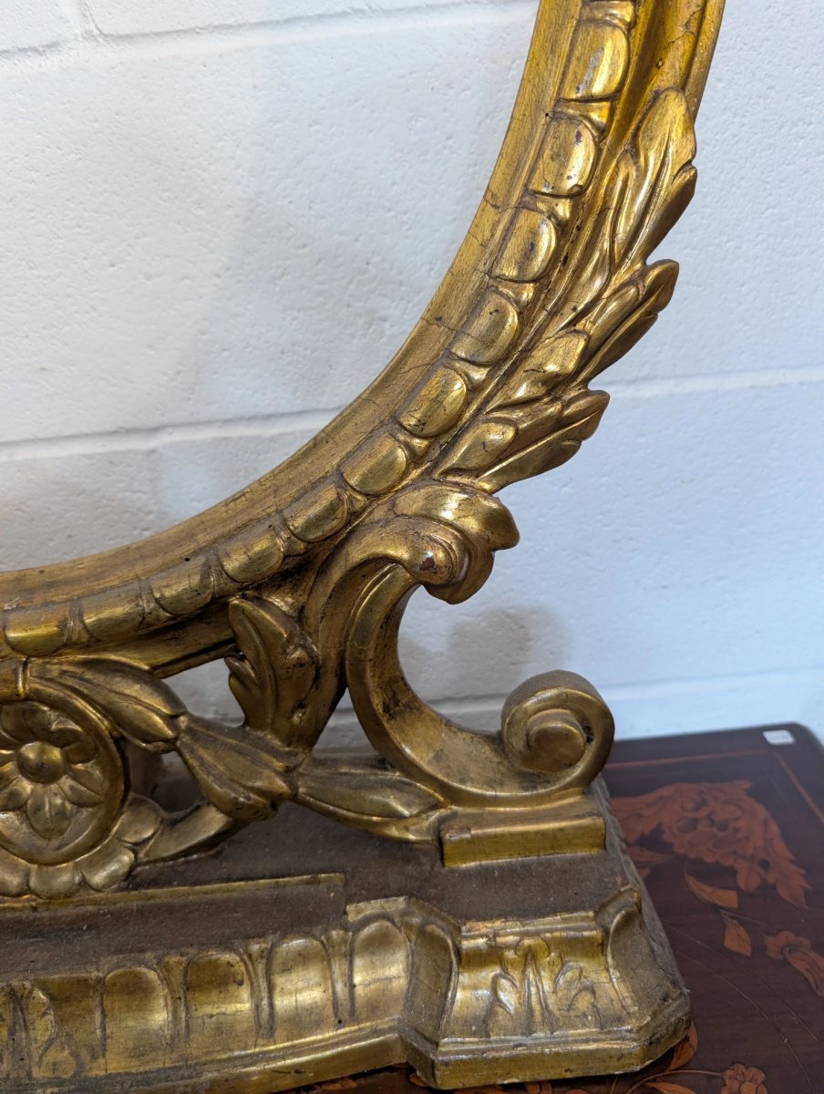 Cornice ovale da appoggio in legno intagliato e dorato a mecca-photo-2