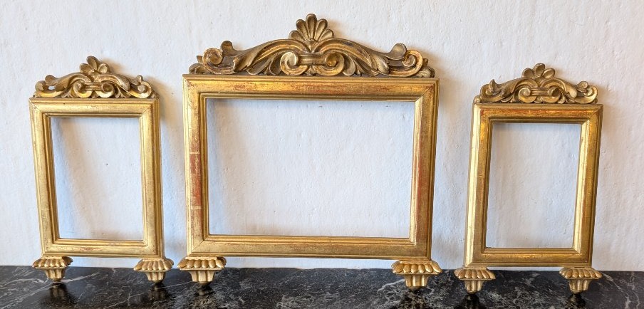 Trittico di cornici per cartaglorie in legno scolpito e dorato a oro zecchino -photo-1