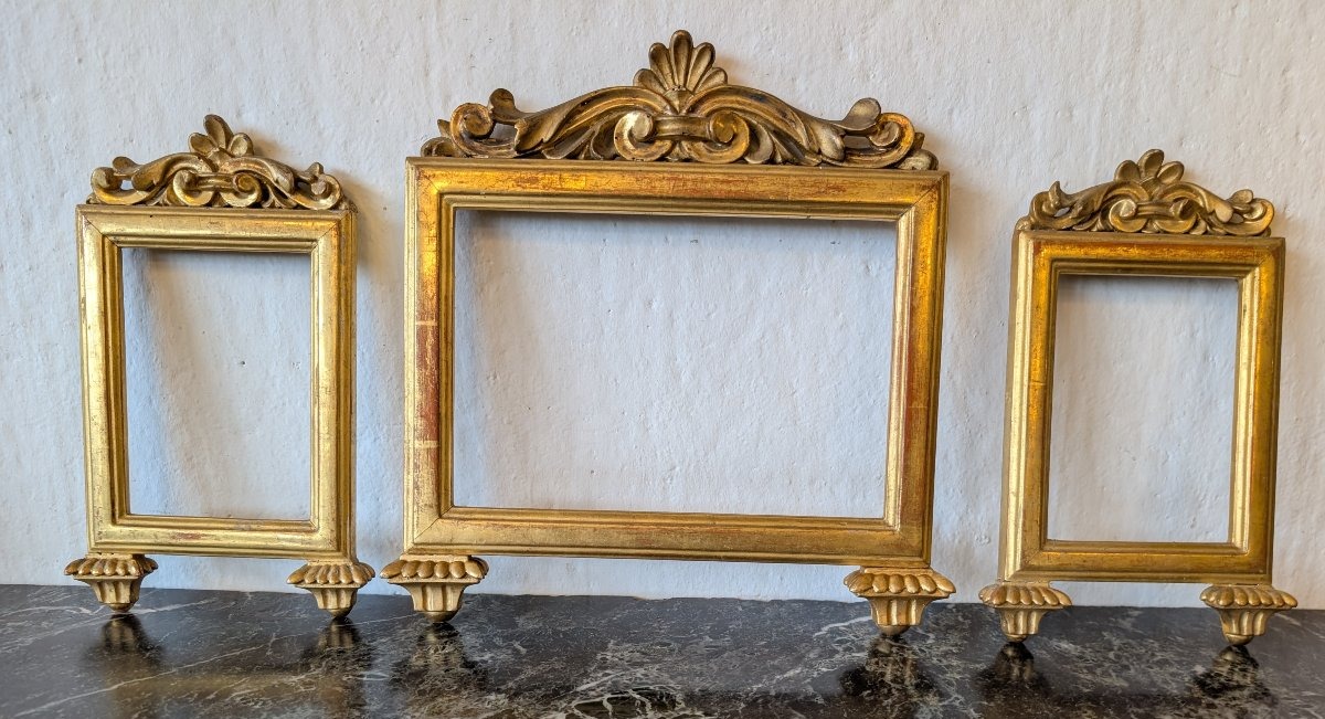 Trittico di cornici per cartaglorie in legno scolpito e dorato a oro zecchino 