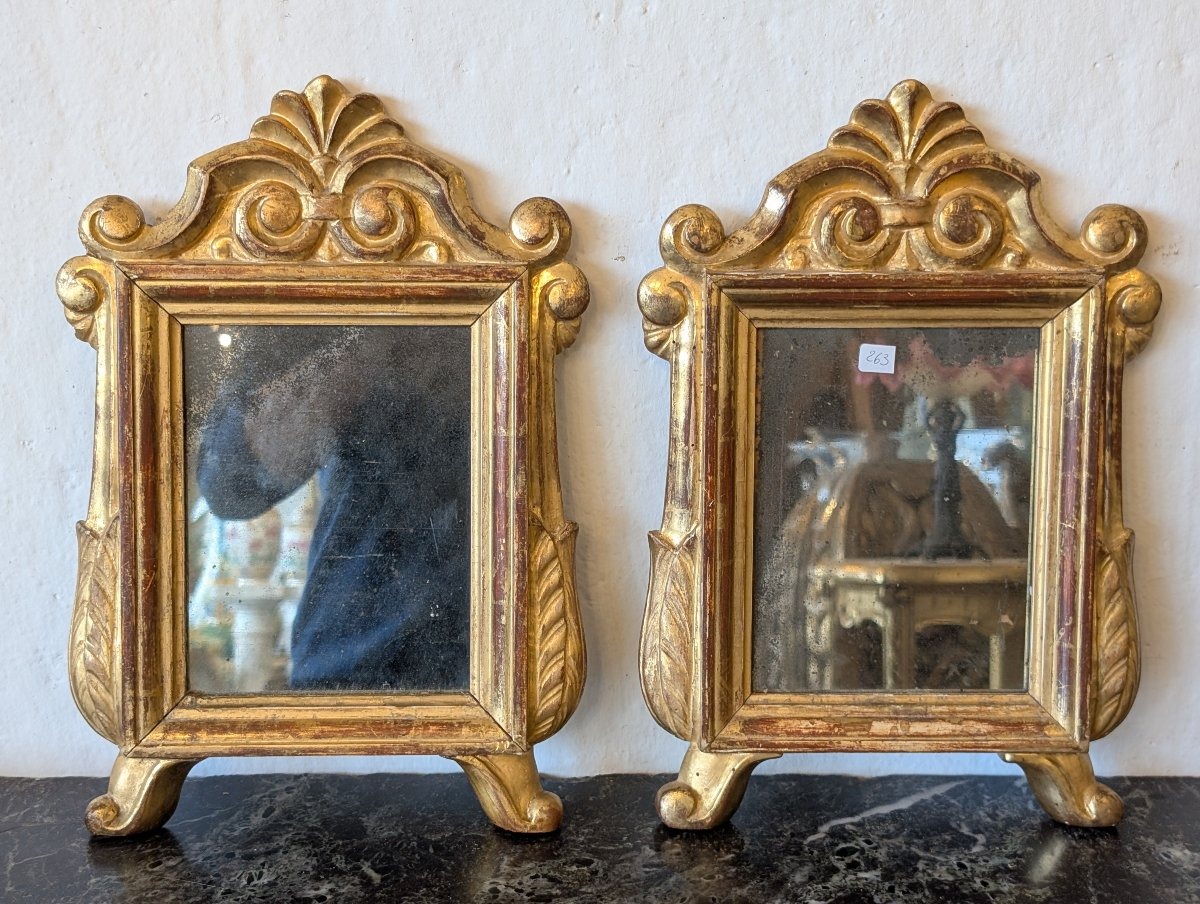Coppia di specchierine in legno scolpito e dorato a oro zecchino – Inizi XIX secolo