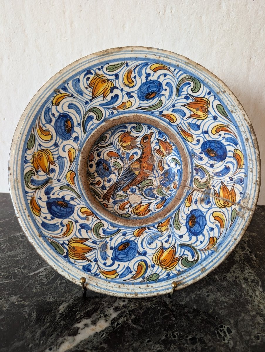 Grande piatto in maiolica policroma – Italia centrale, XVII secolo
