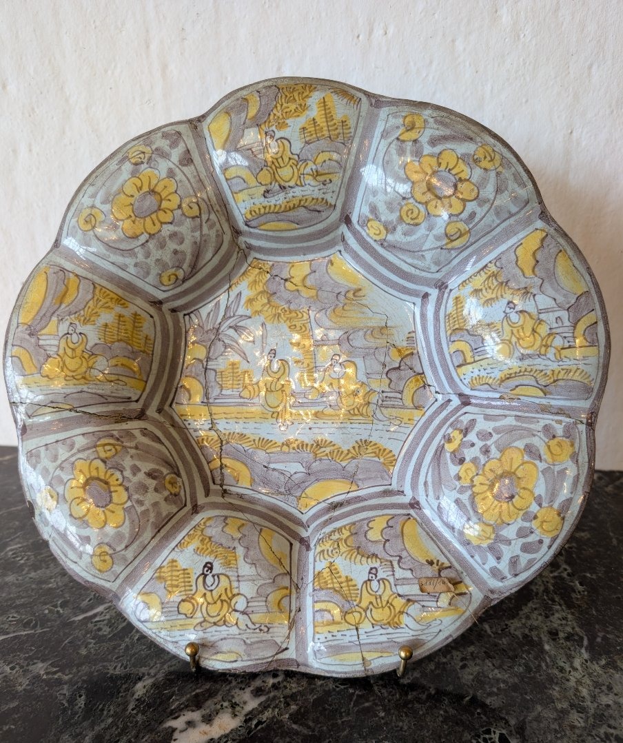 Grande piatto in maiolica policroma – Italia centrale, XVII secolo