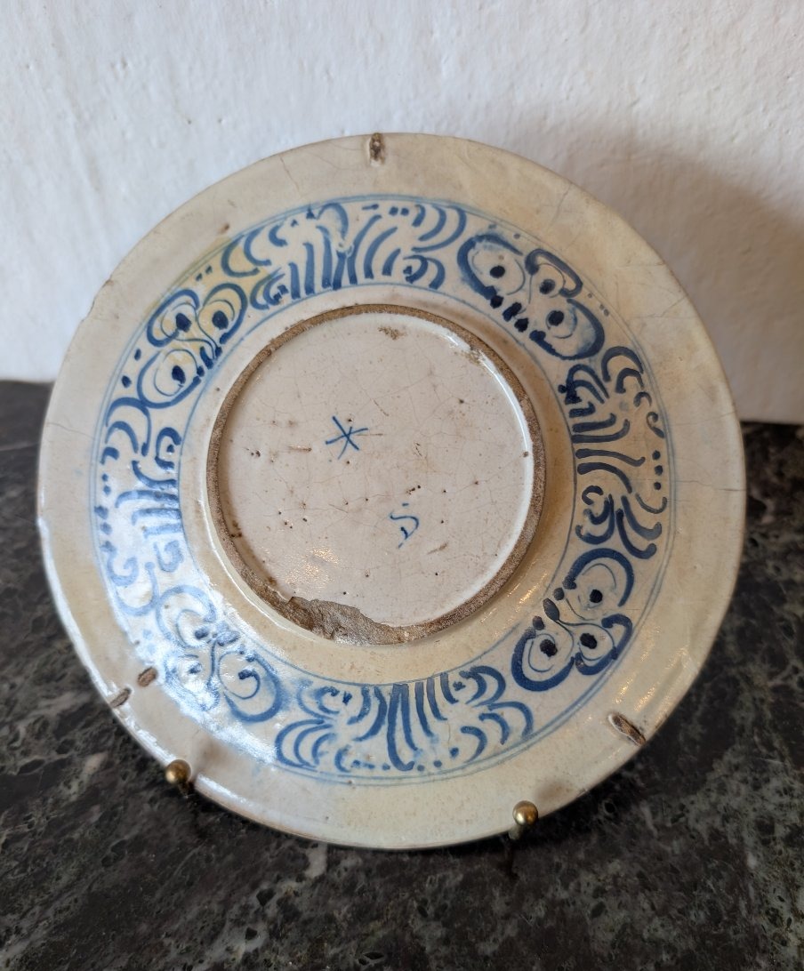 Piatto italiano in maiolica del XVII secolo decorato-photo-2