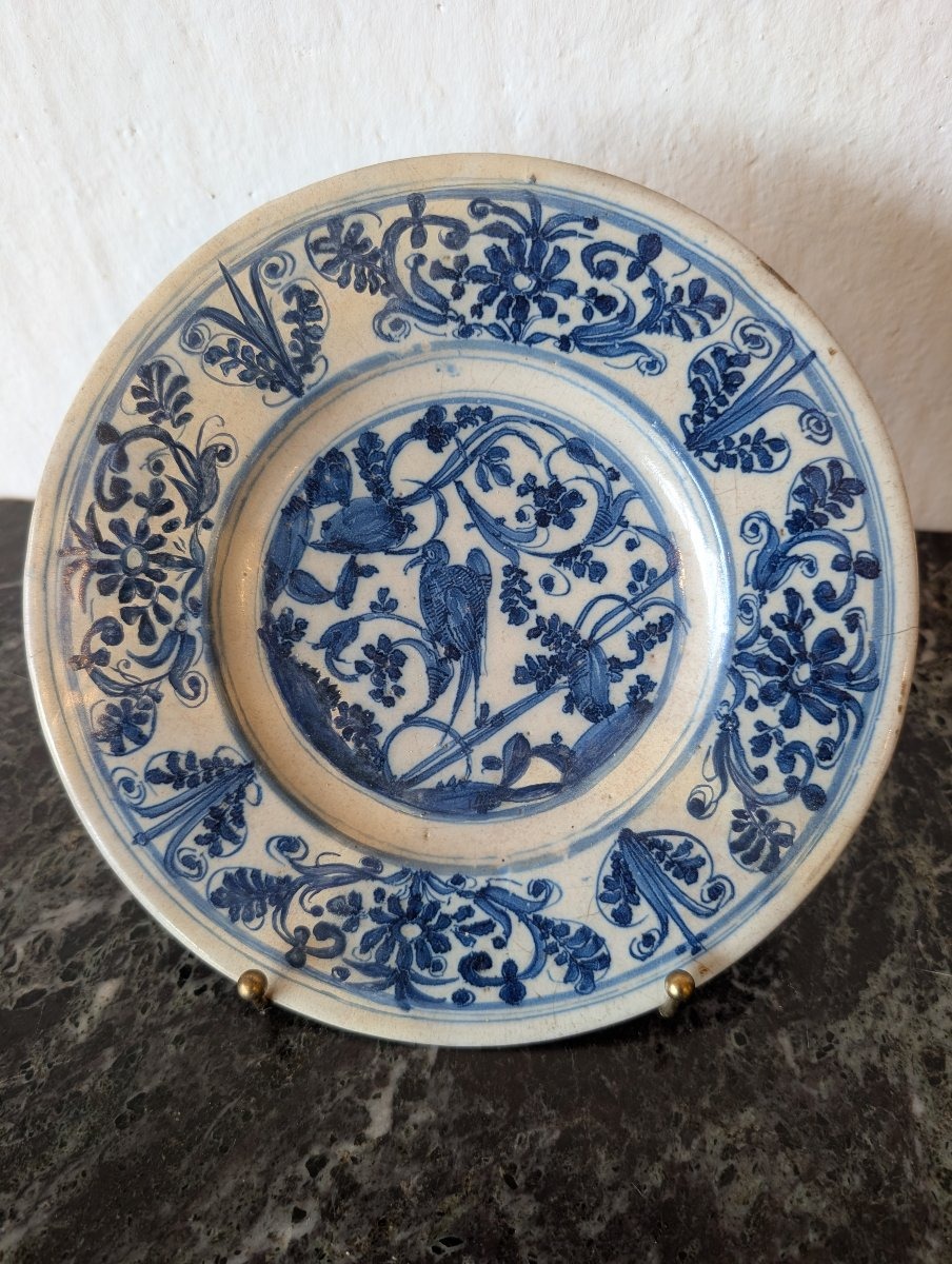 Piatto italiano in maiolica del XVII secolo decorato