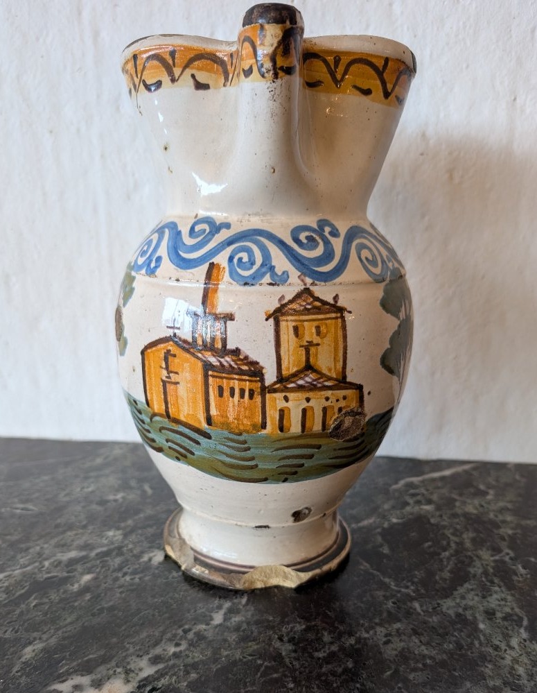 Brocca in maiolica policroma – Italia centro-meridionale, XVIII secolo