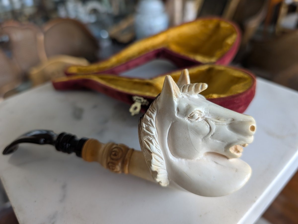 Pipa in schiuma di mare scolpita a unicorno – XIX secolo