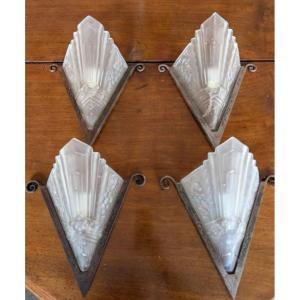 Quattro applique Art Déco in ferro e vetro pressato satinato – anni ’40