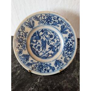 Piatto italiano in maiolica del XVII secolo decorato
