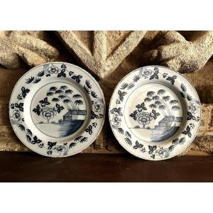 Pair Of Delft Earthenware Dishes, 18th Century, Diameter 36.5 Cm.