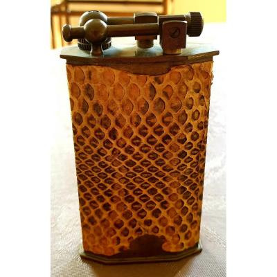 Briquet De Table à Marteau  - Laiton Et Imitation peau de serpent .