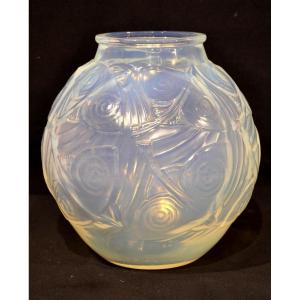 Sabino Art Deco Opalescent Fish Vase 1929