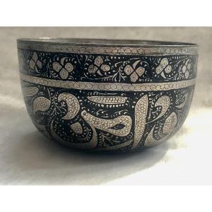 Silver-inlaid Bidri Bowl XIX Islamic India