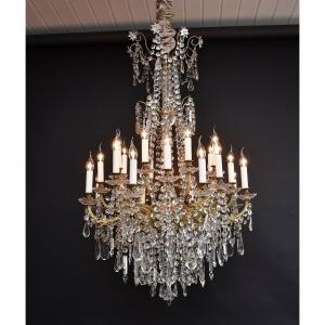Late 19th Century Gilt Bronze And Crystal Chandelier In The Louis XVI Style