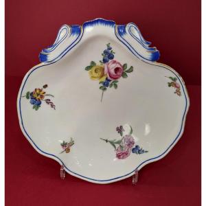 Sèvres 18th Century - Cup In The Shape Of A Shell Decorated With Small Bouquets - Dated 1765
