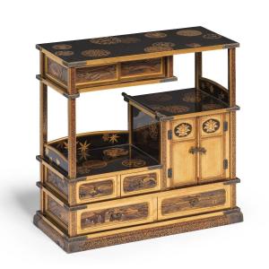 Chigaidana Luxurious Small Lacquered Display Cabinet In Nashiji - Japan 19th Century Meiji