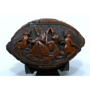19th Century Carved Corozo Snuffbox On The Theme Of Leda And The Swan