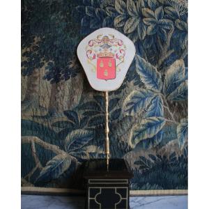 Ecran à main à la forme chantournée. Peinture sur soie, XIXème siècle