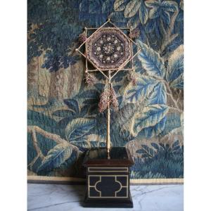 Ecran à main de forme octogonale. Papier recouvert de soie, Napoléon III