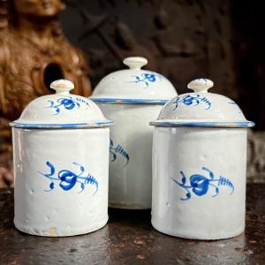 Three Earthenware Makeup Pots From Varages, Late 18th Century, Decorated With White And Blue Twigs, 18th Century