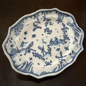 Large Earthenware Dish From Moustiers Or Marseille, 18th Century, With White And Blue Decoration, 18th Century