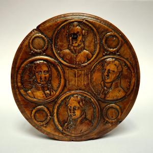 Round Carved Wooden Box Decorated With Portraits Of Liberal Deputies - 19th Century