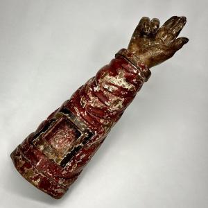 Reliquary Arm In Painted Wood From The 17th Century - Haute époque 17e