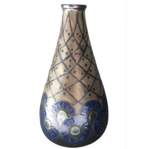 Odetta Vase With Stylized Rotating Decoration 