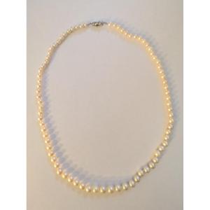 Graduated Necklace Of Cultured Pearls, With An Emerald And Diamond Clasp