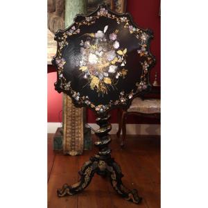 Victorian Pedestal Table With Tilting Top And Chinese Decoration