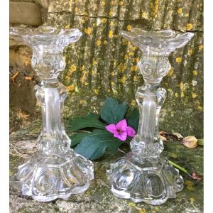 La Paire De Bougeoirs En Cristal De Baccarat