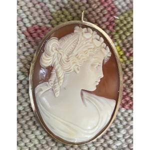 Pendant Brooch Decorated With A Cameo On Yellow Gold