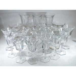 Baccarat modèle Malmaison coupes à champagne et verres à pied. 22 pièces.