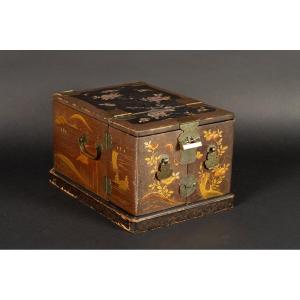 Portable Dressing Table, Maki-e Lacquered And Inlaid Wood, Japan, Meiji Era (1868-1912).
