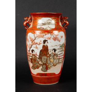 Vase With Women, Signed, Kutani, Japan, Meiji Period (1868-1912). 