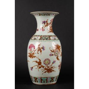 Famille Rose Flower Vase, China, Qing Dynasty, 19th Century.