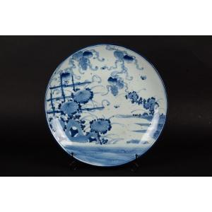 Dish With Chrysanthemums And Vines, Japan, Edo Period, 18th/19th Century