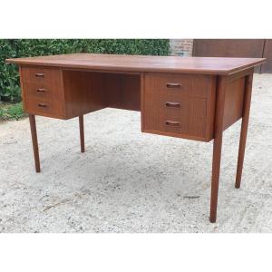 Vintage Scandinavian Mid Century Desk In Rosewood Veneer. Denmark 1960s - 1970s.