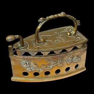 Antique Brass Iron With Chased Decoration Of Roses And A Star - 19th Century