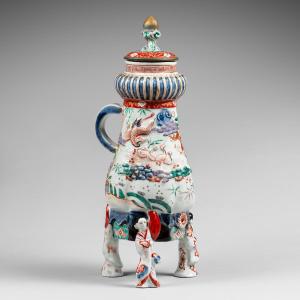 An Imari Coffee Urn. Japan, Arita, Circa 1700