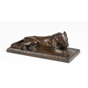 Georges-lucien Guyot (1885-1973) - “lioness Lying Down Licking Her Paw”