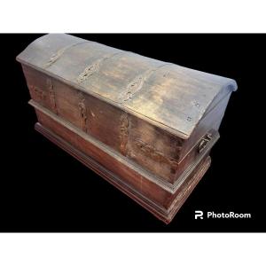 Dutch Chest In Oak Wood From The 16th Century