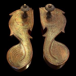 Pair Of Hindu Priest Or King Paduka, Teak Wood And Brass Fillets, 19th Century