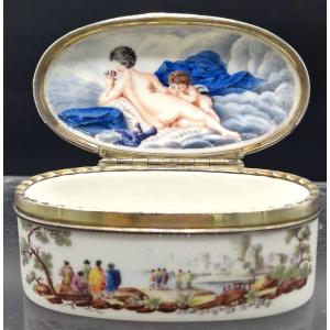 Tournai - Soft Porcelain Box From Tournai With Polychrome Decoration - 18th Century
