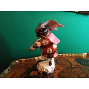 Statuette  En Porcelaine  Polychrome :le Musicien  Nain  d'Après Jacques  Callot  19e Siècle 