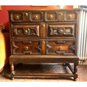 Late 17th Century English Chest Of Drawers In Patinated Solid Oak